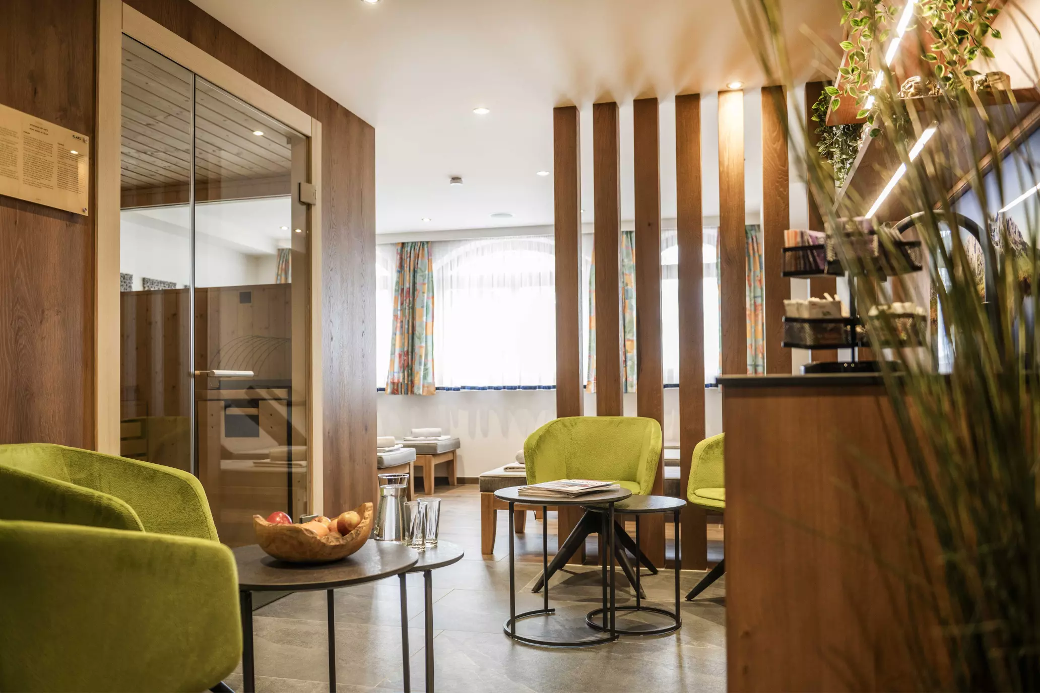 Wellnessbereich mit Sauna und Sitzgruppe