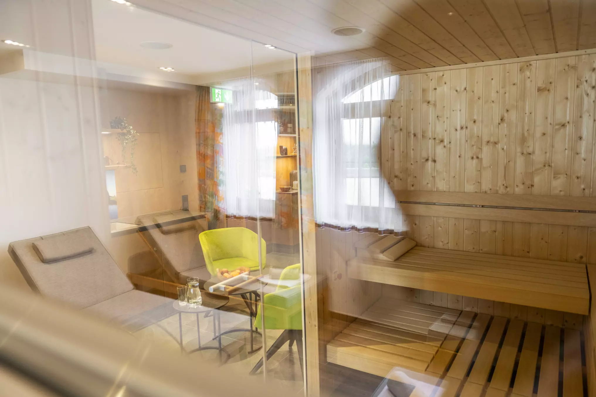 Sauna und Ruheraum durch Glaswand